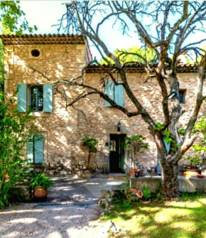 Bastide en pierre dans le Luberon
